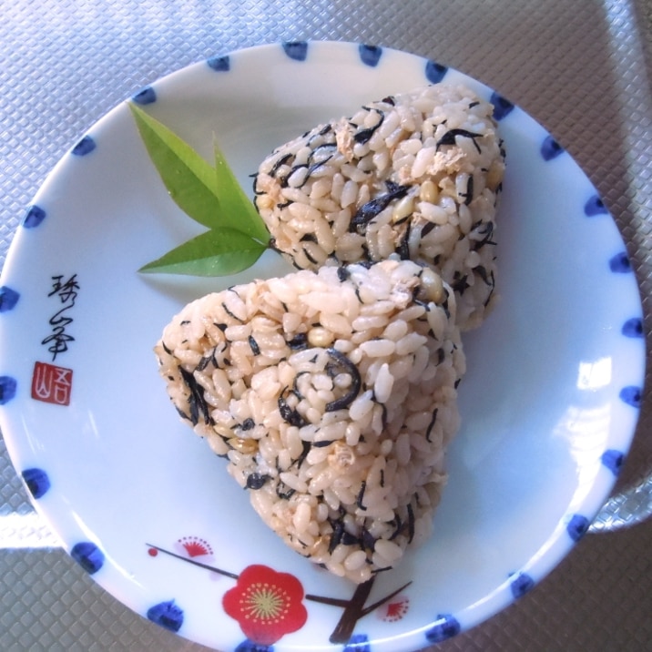カルシウム豊富なひじきとチーズのおむすび(静岡産)